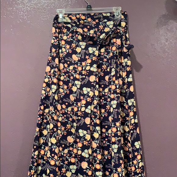 Forever 21 Other - 🌼🌸 Floral 2 piece Set skirt and strapless flowy Top lightweight